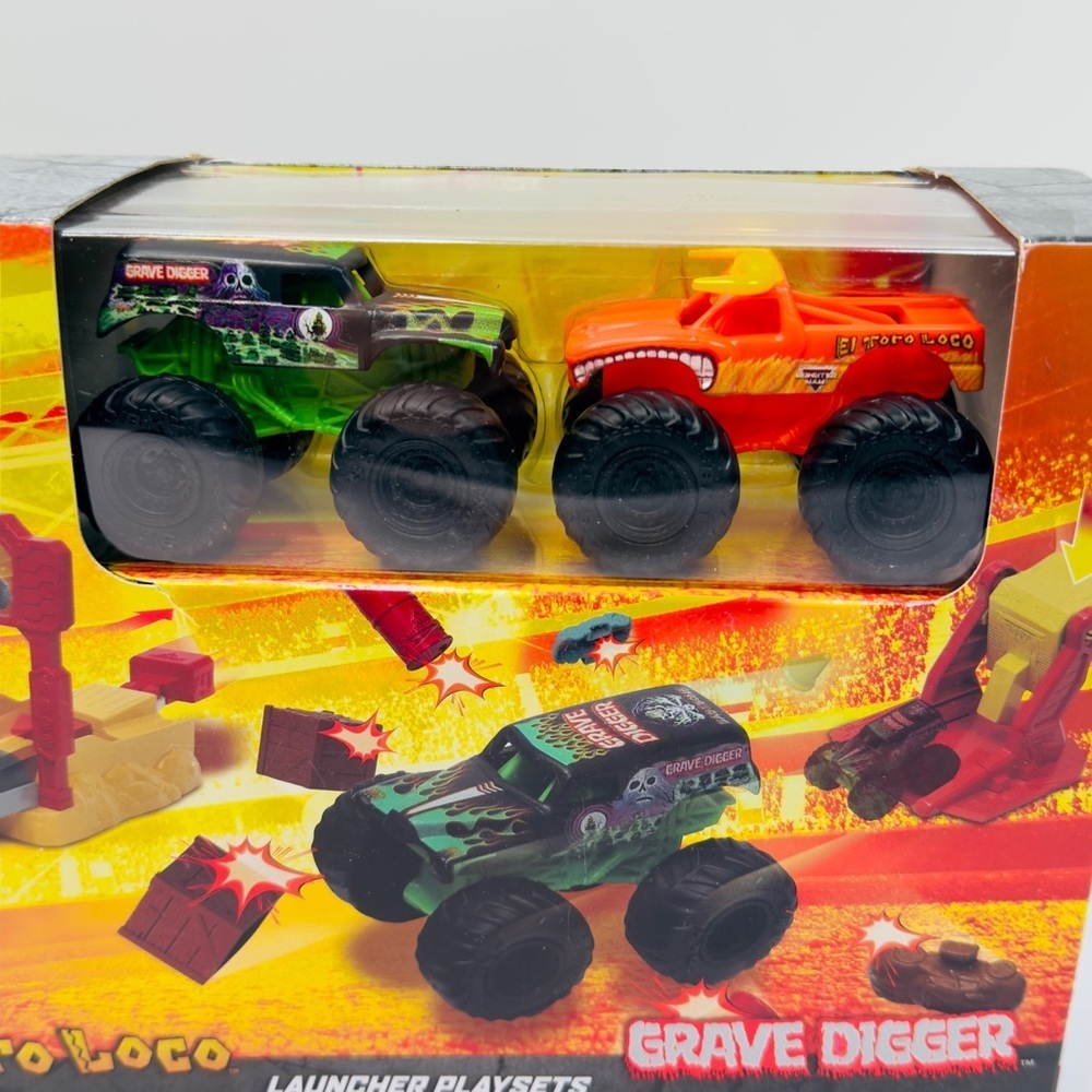 Monster Jam Launcher Trucks El Toro Loco & Grave Digger Playset Spin Master - Picture 3 of 10